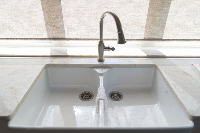 Farmhouse sink is crisp and showy.