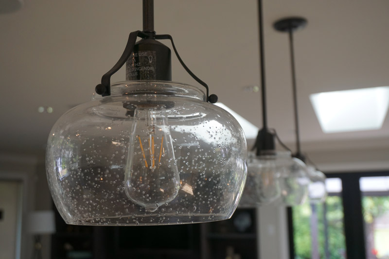 These pendant lights add a vintage feel.
